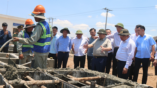 Thủ tướng Phạm Minh Chính thăm hỏi, động viên và lắng nghe nguyện vọng của người dân tỉnh Ninh Thuận