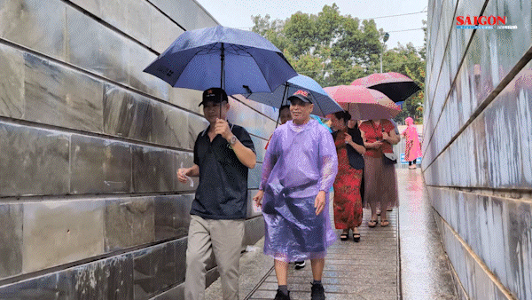 Du khách đội mưa, xếp hàng chật kín thăm bảo tàng chiến thắng Điện Biên Phủ