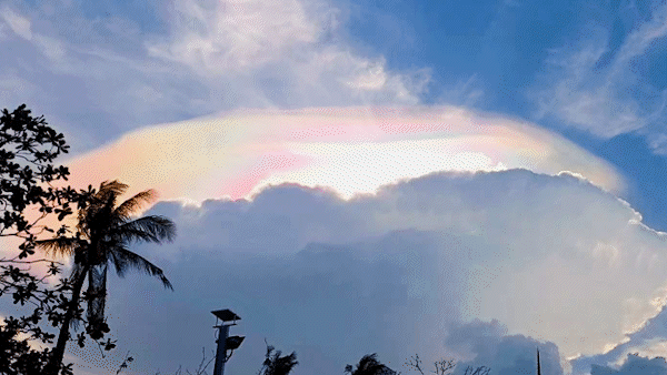 Hiện tượng mây ngũ sắc và "lưỡi trai" trên bầu trời TPHCM chiều 12-5 báo hiệu sắp tới có mưa to. Ảnh người dân chia sẻ trên FB