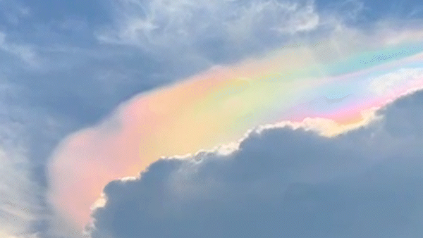 Chuyên gia nói gì về hiện tượng “mây ngũ sắc” trên bầu trời TPHCM