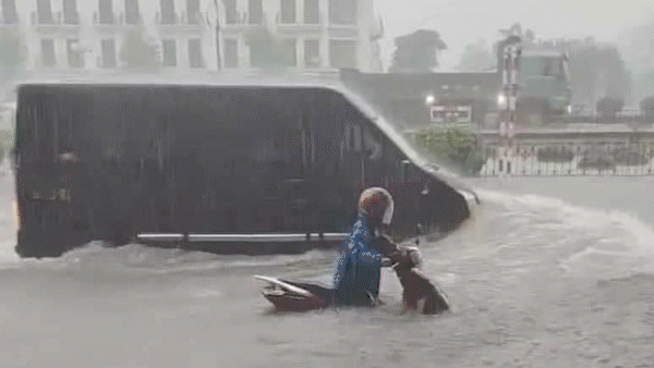 Nguyên nhân mưa lớn, biến Quảng Ninh - Hải Phòng thành biển nước mênh mông