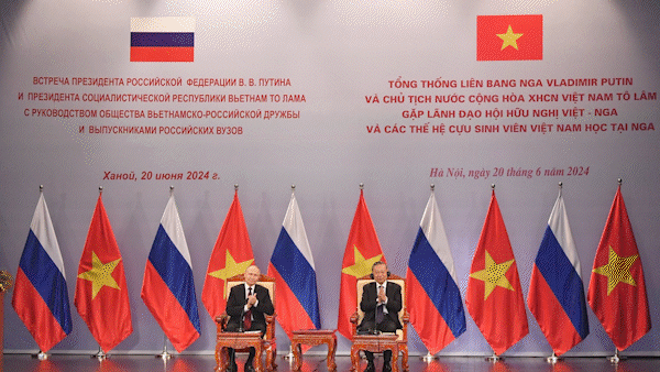 Chủ tịch nước Tô Lâm và Tổng thống Vladimir Putin gặp gỡ cựu sinh viên Việt Nam từng học tập tại Nga