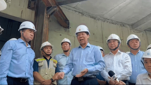 Chủ tịch UBND TPHCM Phan Văn Mãi kiểm tra tiến độ Dự án Xây dựng Rạp Xiếc và biểu diễn đa năng Phú Thọ. Ảnh: VIỆT DŨNG