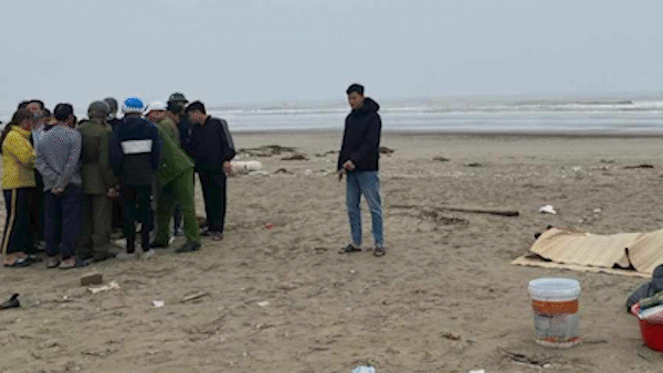 Khu vực phát hiện thi thể nữ giới trôi dạt vào bờ biển thôn Nam Mới, xã Cương Gián