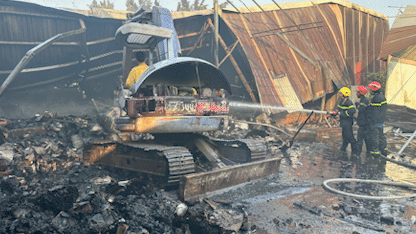 Bình Dương: Khống chế đám cháy tại công ty sản xuất bao bì