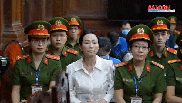 Bị cáo Trương Mỹ Lan tại phiên tòa sơ thẩm. Ảnh: CAO THĂNG