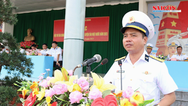 Đại tá Nguyễn Văn Bách, Tư lệnh Vùng 4 quân chủng Hải quân biểu dương kết quả bắn trên bia của chiến sĩ mới. Ảnh: TTXVN