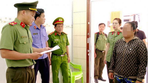 Lực lượng làm nhiệm vụ thực hiện các quyết định tố tụng đối với bị can Danh Thị Mau. Ảnh: Công an tỉnh Bạc Liêu