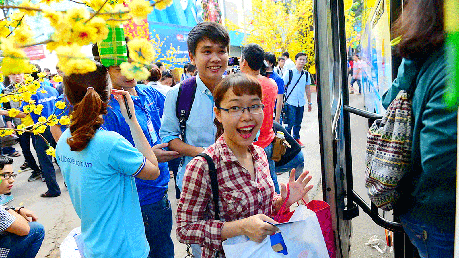 Students in central provinces are happy to return home in free buses (Photo: SGGP)