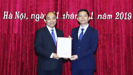 Prime Minister Nguyen Xuan Phuc congratulated Associate Prof. Dr. Bui Nhat Quang. (Photo by Vietnam News Agency)