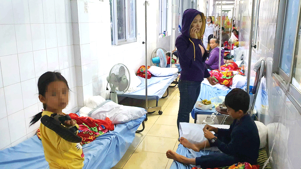 Many inpatients lie in a makeshift bed in the balcony of Dong Hoi Hospital (Photo: SGGP)