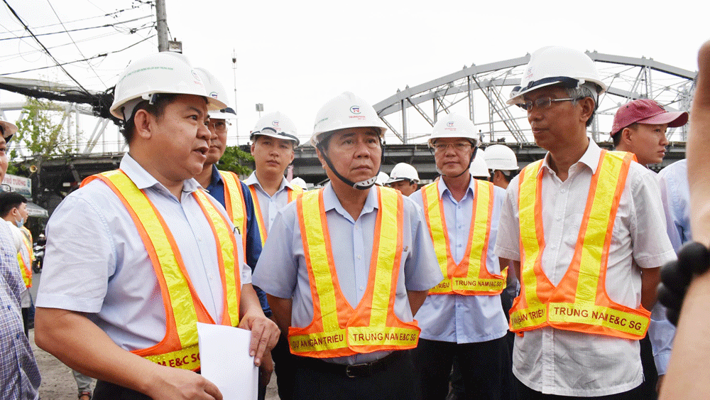 Chairman of the municipal People’s Committee Nguyen Thanh Phong , his deputy Vo Van Hoan and leaders of state competent agencies toured to the construction site to observe the progress of the project (Photo: SGGP)