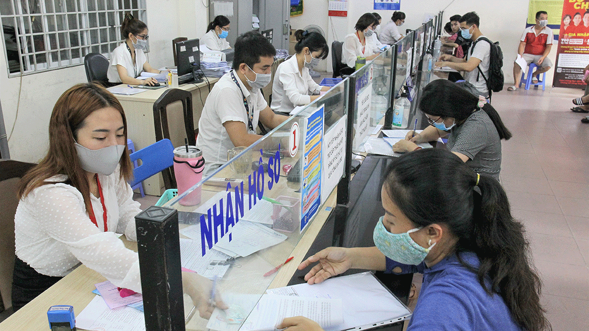 Jobless workers come the center to receive unemployment benefits (Photo: SGGP)