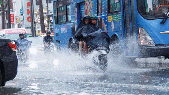 The powerful wind and heavy rain cause difficult travelling for vehicles 