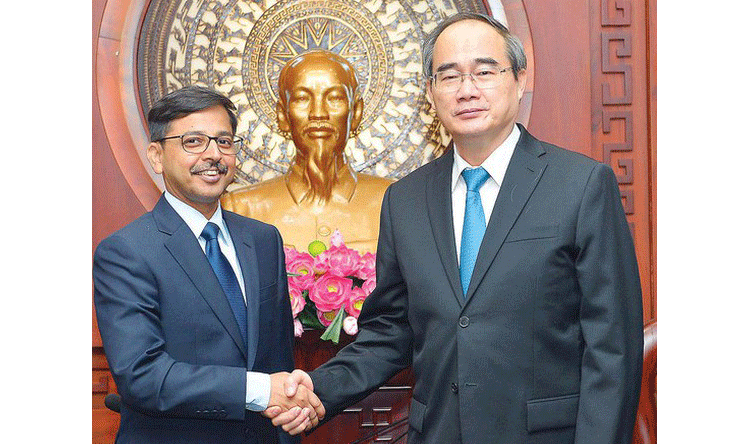 Secretary of Ho Chi Minh City Party Committee Nguyen Thien Nhan shakes hand with Ambassador Extraordinary and Plenipotentiary of India to Vietnam Pranay Verma 
