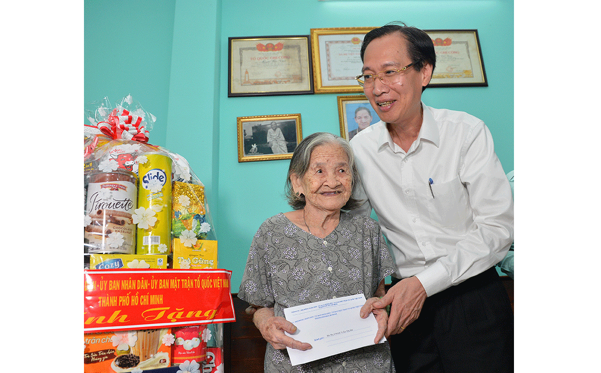 Deputy Standing Chairman of the Municipal People’s Committee Le Thanh Liem visits and gifts  91-year-old heroic Vietnamese mother Tran Thi Do (Photo:Viet Dung)