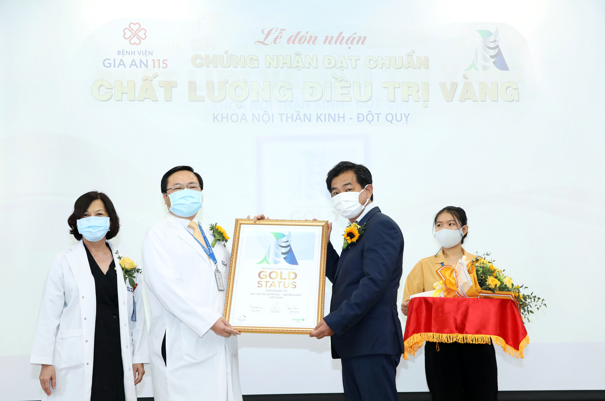 PGS-TS Nguyễn Huy Thắng, Phó Chủ tịch Hội Đột quỵ Việt Nam trao chứng nhận đạt chuẩn "chất lượng điều trị Vàng" cho Bệnh viên Gia An 115 