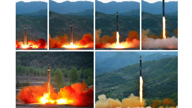 Hình ảnh KCNA công bố về vụ phóng tên lửa đạn đạo tầm trung (IRBM) mới Hwasong-12 từ TP Kusong, tỉnh Bắc Pyongan, CHDCND Triều Tiên, ngày 14-5-2017.