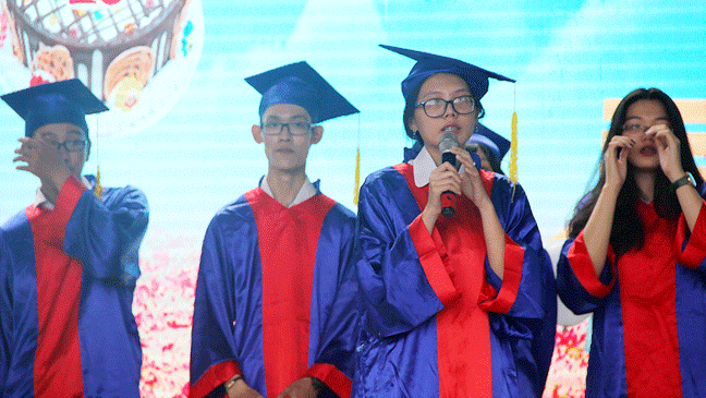 Học sinh lớp 12 Trường THPT Nguyễn Du, bày tỏ  những ước mơ giản dị của mình trong lễ tri ân, trưởng thành tuổi 18