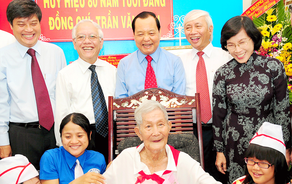 Niềm vui của đồng chí Trần Văn Giàu đón nhận huy hiệu 80 năm tuổi đảng. Ảnh: VIỆT DŨNG