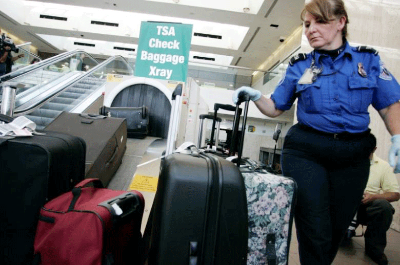 Kiểm tra hành lý ký gửi tại sân bay quốc tế Los Angeles ở California, Mỹ. Ảnh: REUTERS