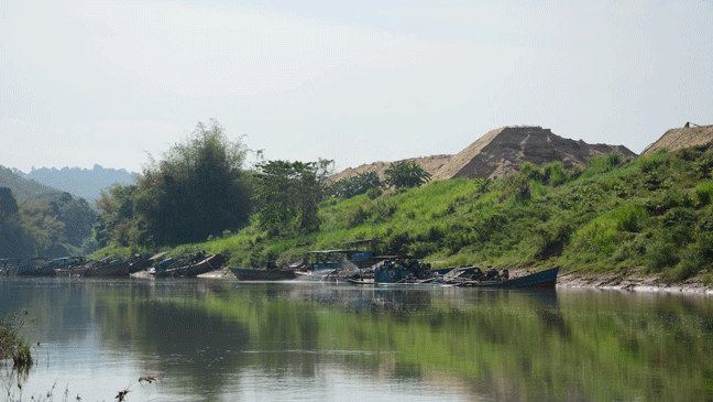 Các phương tiện khai thác cát trên sông Đồng Nai gần khu vực Vườn Quốc gia Cát Tiên.