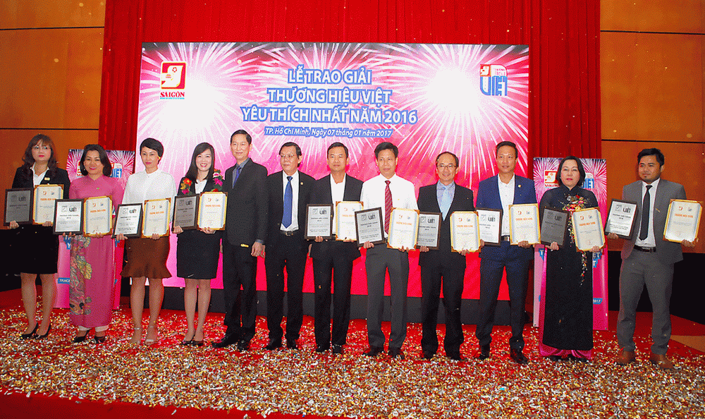 陳永線副主席與阮晉豐總編輯頒獎給企業。