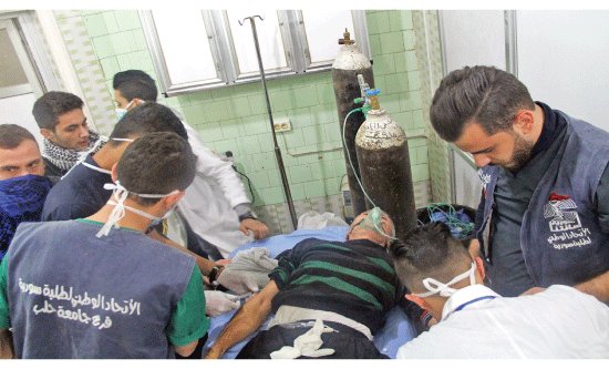 在敘利亞阿勒頗，一名傷者在醫院接受救治。（圖源：互聯網）