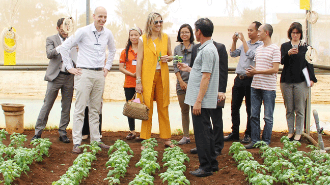 Hoàng hậu Hà Lan Máxima đánh giá cao quy trình chăm sóc, chất lượng nông sản do nông dân Lâm Đồng sản xuất. Ảnh: ĐOÀN KIÊN