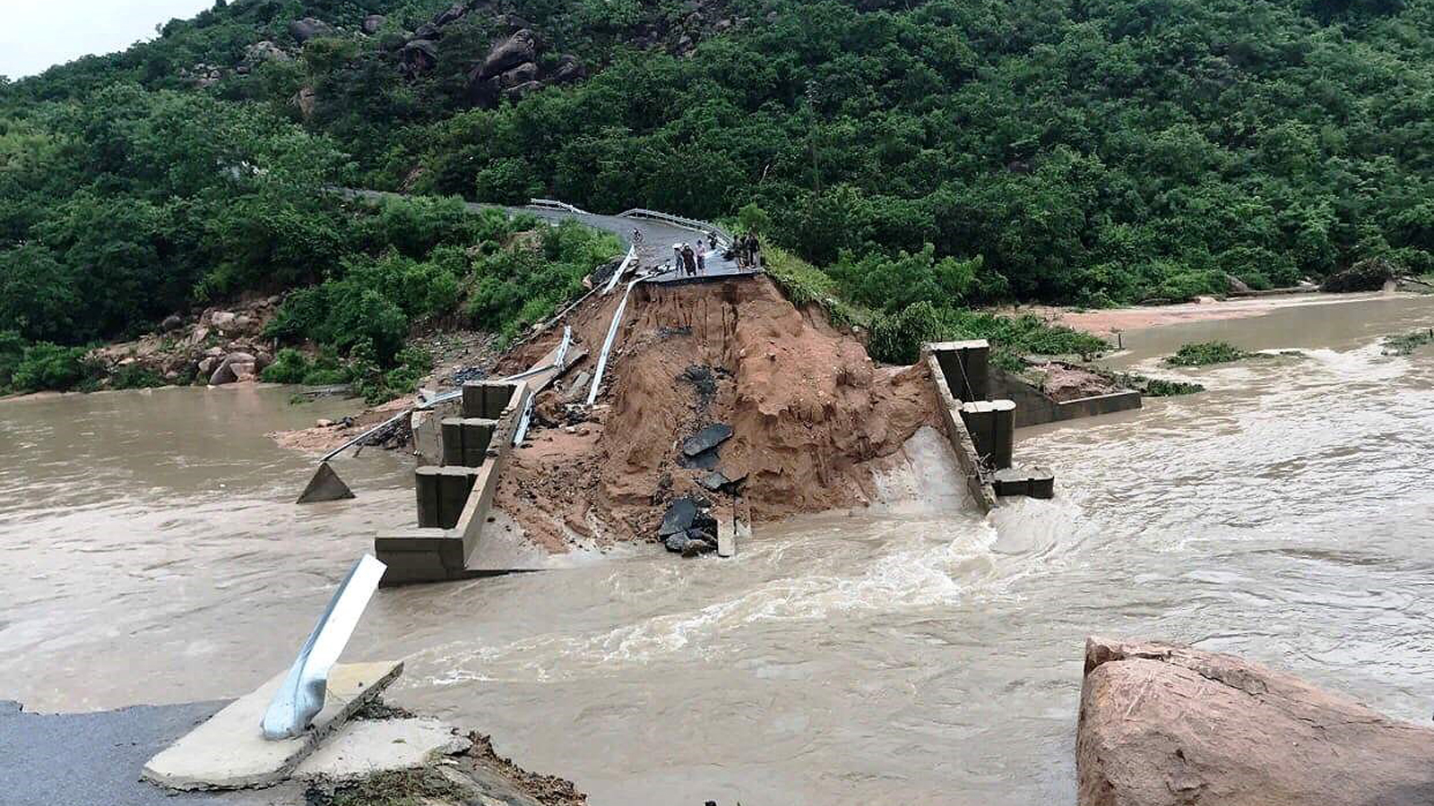 Nhiều tuyến đường huyết mạch ở tỉnh Khánh Hòa tan hoang sau mưa bão