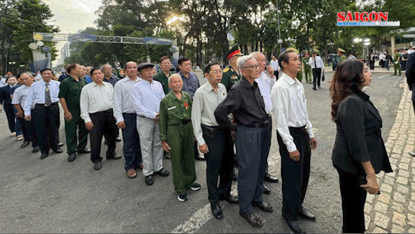 Hàng dài người chờ vào viếng Tổng Bí thư Nguyễn Phú Trọng tại Hội trường Thống Nhất