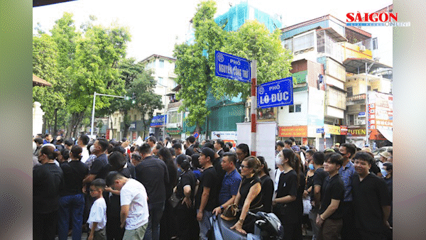 Tại Hà Nội, người dân xếp hàng dài đợi đến giờ vào viếng Tổng Bí thư Nguyễn Phú Trọng. Ảnh HÀ NGUYỄN
