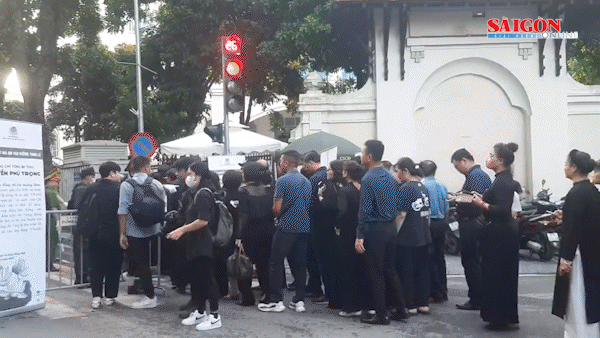 Dòng người trên phố Lò Đúc xếp hàng chờ vào viếng Tổng Bí thư Nguyễn Phú Trọng sáng sớm ngày 26-7