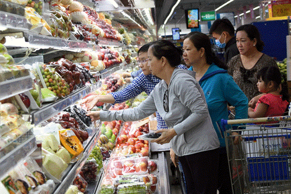 People buy fruits at a Co.op Mart supermarket in HCMC (Photo: SGGP)