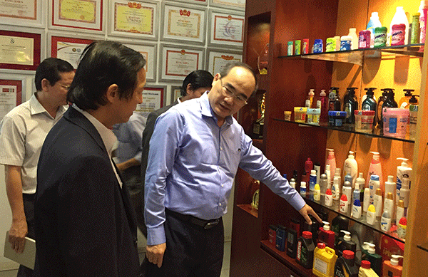 HCMC party secretary Nguyen Thien Nhan sees products of Duy Tan Plastics Corporation (Photo: VOH)