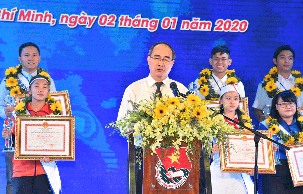 Secretary of HCMC Party Committee Nguyen Thien Nhan makes a statement at the ceremony organized on January 2 to honor outstanding young citizens in HCMC in 2019 (Photo: SGGP)