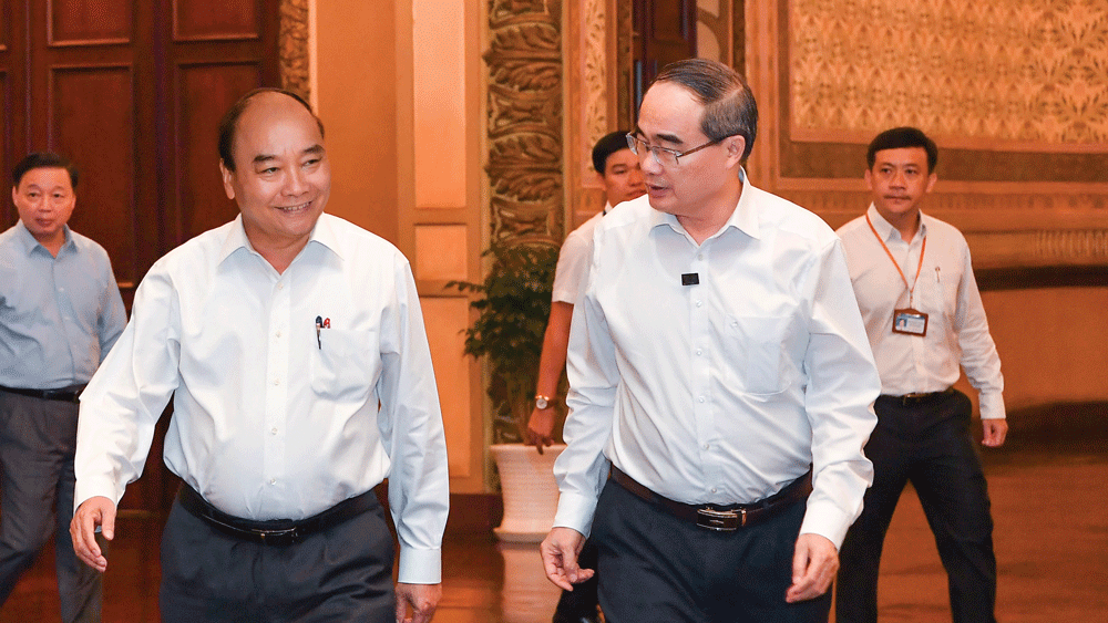 Prime Minister Nguyen Xuan Phuc (L) talks to HCMC Party Leader Nguyen Thien Nhan at the working session (Photo: SGGP)