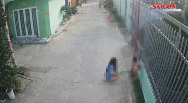 Bắt khẩn cấp người phụ nữ lột trần, bạo hành bé trai 8 tuổi 