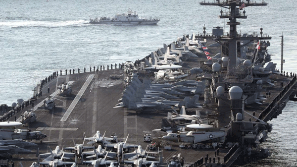 Tàu sân bay Mỹ USS Carl Vinson cập cảng Busan trong cuộc tập trận thường niên với Hàn Quốc vào tháng 3-2017. Ảnh: REUTERS