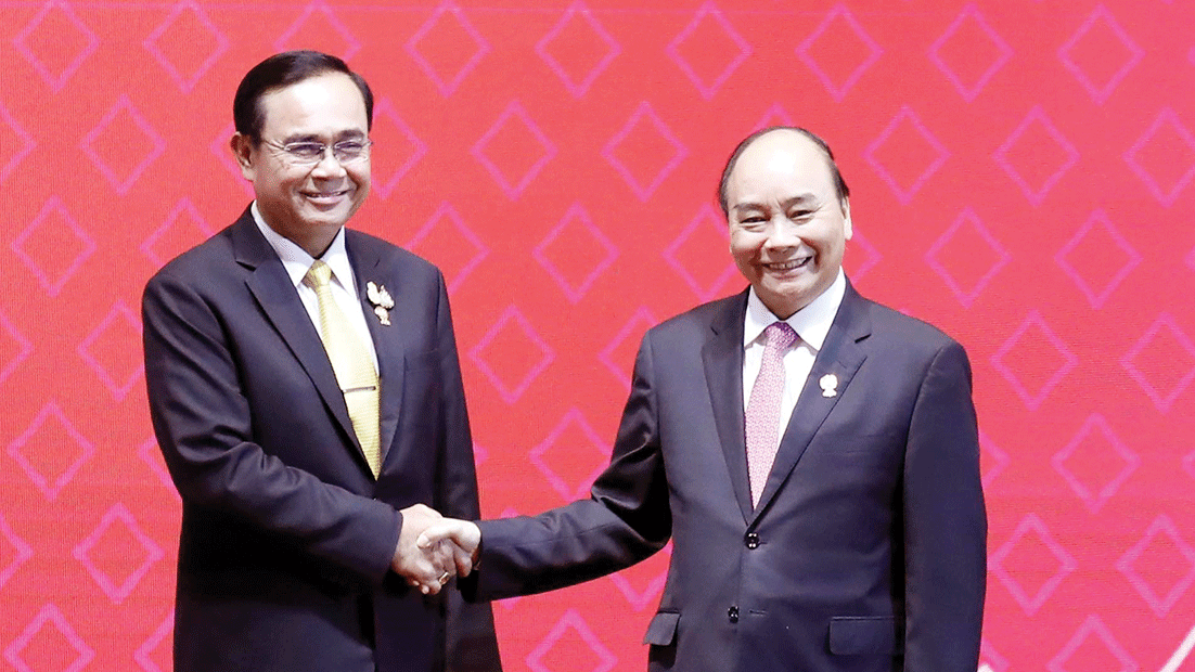 Thủ tướng Nguyễn Xuân Phúc và Thủ tướng Thái Lan Prayuth Chan-o-cha tại lễ tiếp nhận vai trò Chủ tịch ASEAN của Việt Nam năm 2020. Ảnh: TTXVN