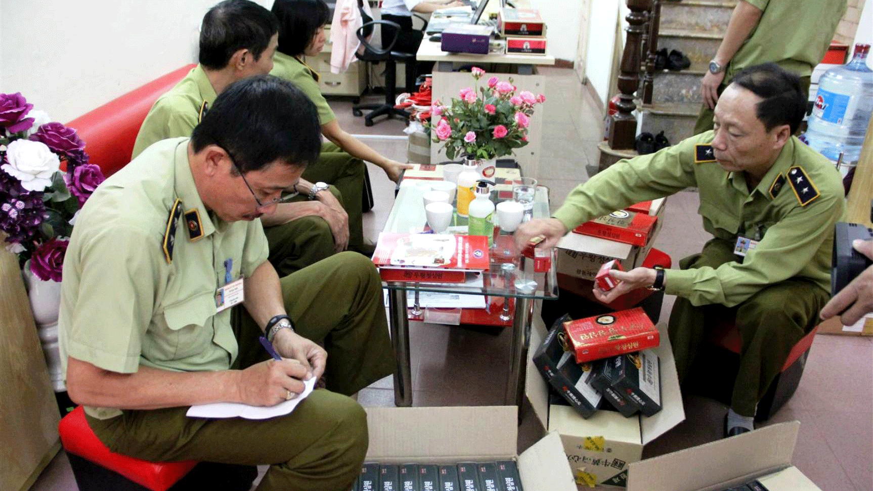 Lực lượng Quản lý thị trường TP Hà Nội kiểm tra một cơ sở kinh doanh TPCN có nhiều sản phẩm không rõ nguồn gốc