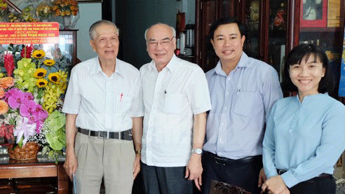 Trưởng Ban Tuyên giáo Thành ủy TP Phan Nguyễn Như Khuê dẫn đầu đoàn đến thăm và chúc mừng gia đình GS-TS Chu Phạm Ngọc Sơn
