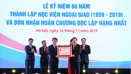 Phó Thủ tướng Phạm Bình Minh trao Huân chương Độc lập hạng Nhất cho Học viện Ngoại giao Việt Nam. Ảnh: VGP