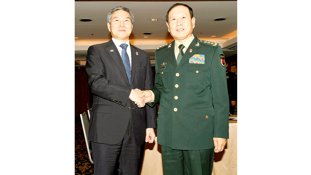 Bộ trưởng Quốc phòng Hàn Quốc Jeong Kyeong-doo (trái) và người đồng cấp Trung Quốc Ngụy Phượng Hòa tại cuộc gặp bên lề ADMM+