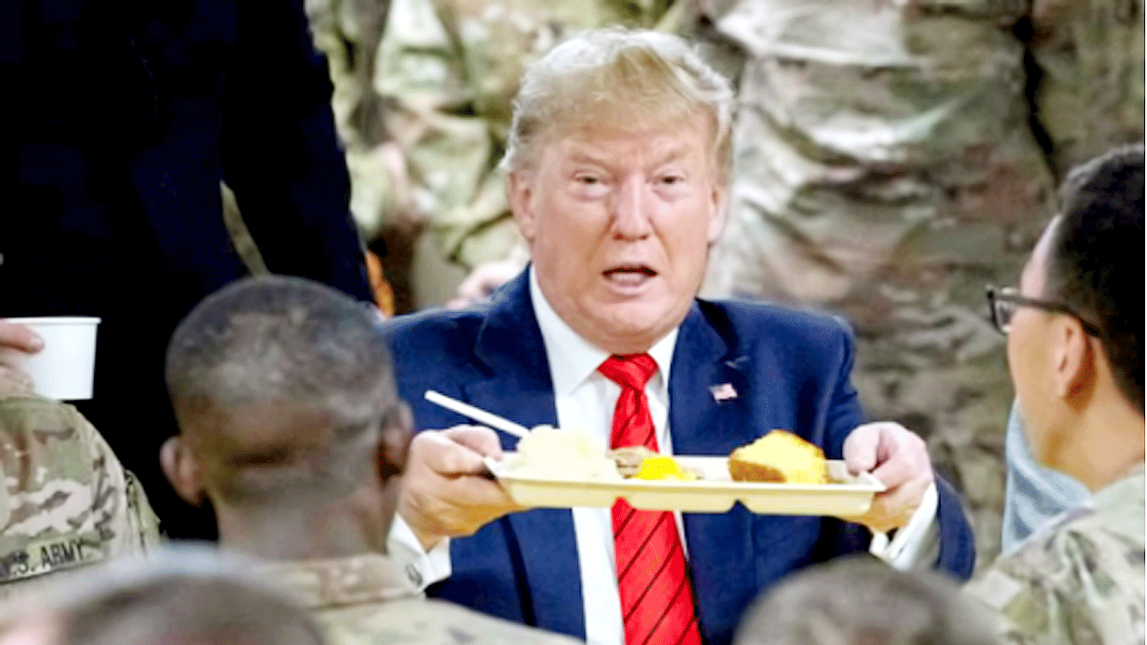 Tổng thống Mỹ Donald Trump phục vụ bữa ăn cho binh sĩ Mỹ nhân Lễ Tạ ơn 2019