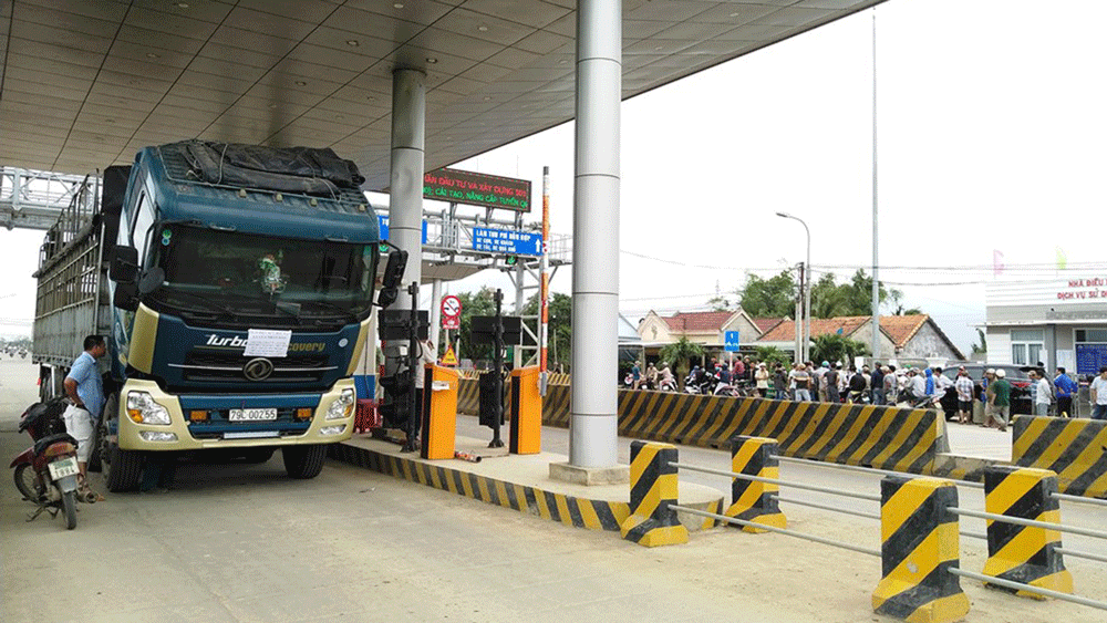 Dân cho xe chặn giữa làn thu phí trạm BOT Ninh Xuân trên QL26 đoạn qua tỉnh Khánh Hòa. Ảnh: VĂN NGỌC