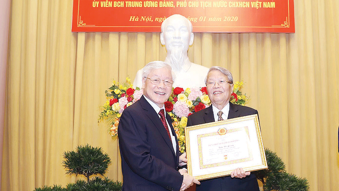 Tổng Bí thư, Chủ tịch nước Nguyễn Phú Trọng trao Huy hiệu 60 năm tuổi Đảng cho đồng chí Trần Đức Lương. Ảnh: TTXVN