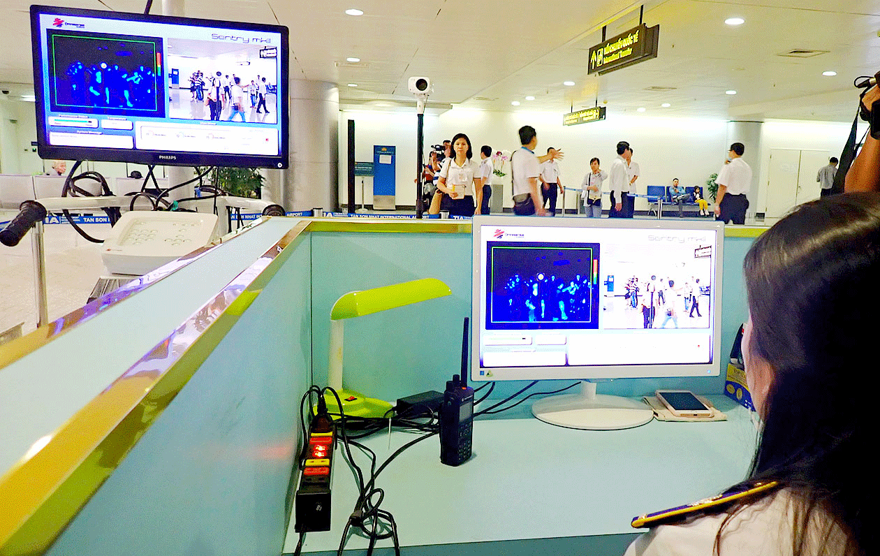 Giám sát hành khách nhập cảnh tại sân bay Tân Sơn Nhất bằng máy quét thân nhiệt tầm xa. Ảnh: HOÀNG HÙNG