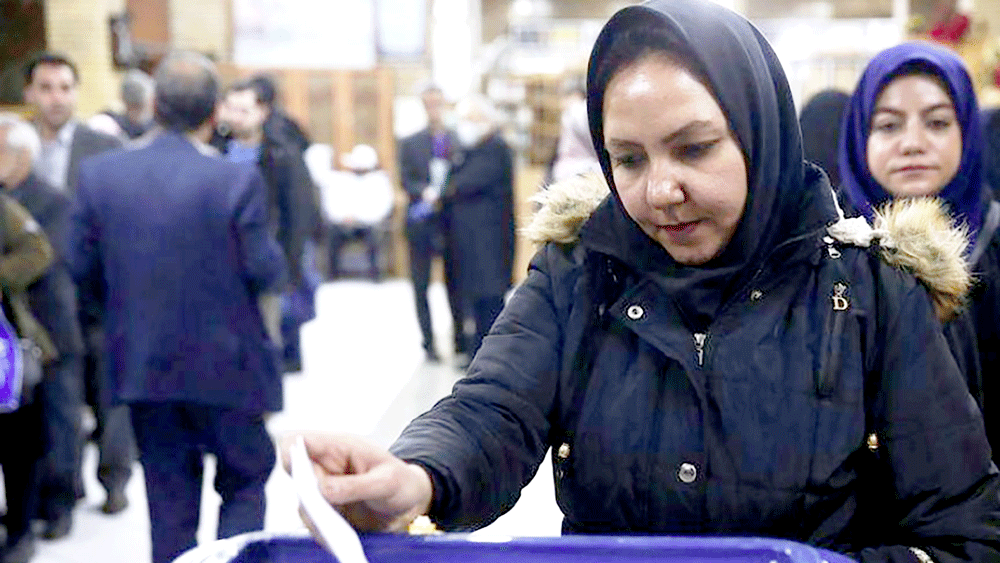 Cử tri đi bầu quốc hội tại một điểm bỏ phiếu ở thủ đô Tehran