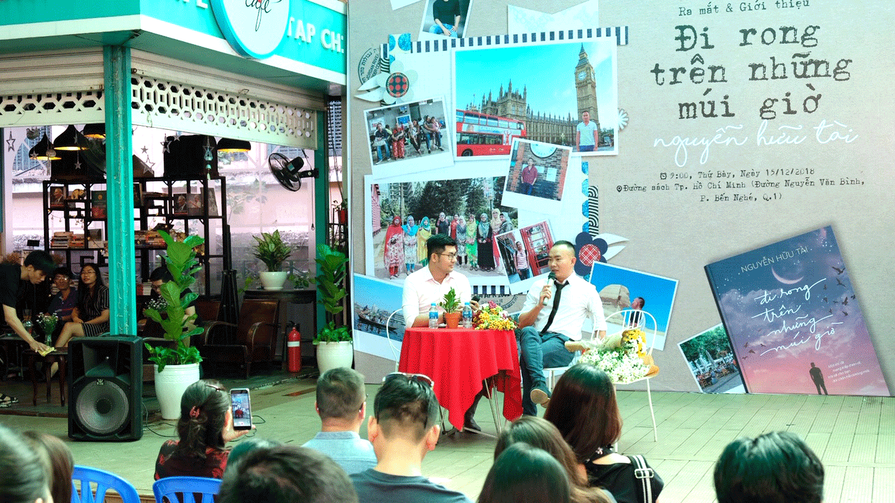 Tác giả Nguyễn Hữu Tài trong buổi ra mắt một cuốn sách du ký tại Đường sách TPHCM cuối năm 2018